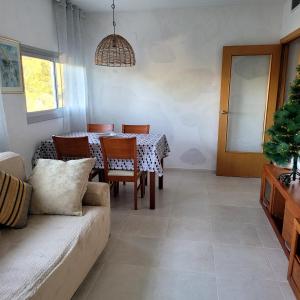 萨洛Entre el mar y PortAventura 2的客厅配有桌子和沙发