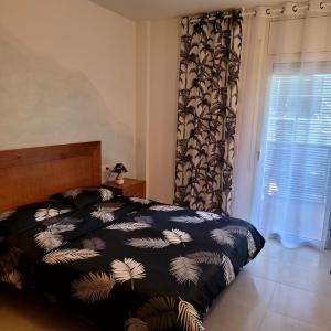 萨洛Entre el mar y PortAventura 2的一间卧室设有一张床和一个窗口