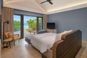 拉薇亚妮环礁Le Méridien Maldives Resort & Spa的一间卧室配有一张床,享有海景