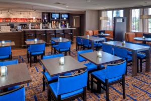 特克萨卡纳-德克萨斯特克萨卡纳万怡酒店的一间设有蓝色桌子和蓝色椅子的餐厅
