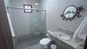 伦索伊斯Pousada Estrelar的白色的浴室设有水槽和镜子