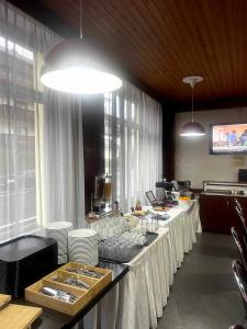 热拉梅雷泽尔弗酒店的餐厅的自助餐,包括盘子和食物