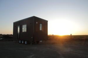 KillarneyCoastal Sunset Tiny Home - Port Fairy Tiny Homes的停车场里的一个黑小房子