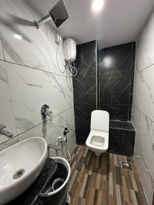 巴罗达HOTEL GOLDEN VIEW的一间带水槽和卫生间的浴室