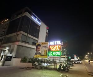 巴罗达HOTEL GOLDEN VIEW的建筑前有标志的酒店