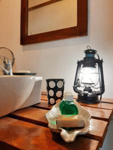 达瓦拉维Elephant Lodge的厨房柜台设有水槽和灯笼