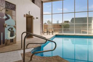 蒙特雷加莱里亚斯蒙特雷喜来登酒店的一座带窗户的建筑中的游泳池