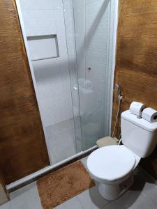 布希奥斯Pousada Alto da Marina的一间带卫生间和玻璃淋浴间的浴室