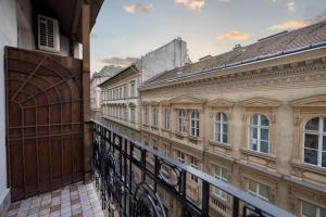 布达佩斯Luxurious Central 4BEDRM 3BATHRM Residence w/ Balcony的阳台享有建筑景观。
