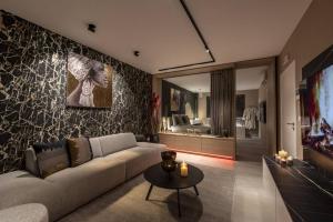 列日SuiteDreams - Bali Suite Liège的客厅配有沙发和桌子