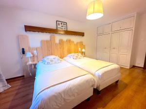克松吕-隆日梅Chaume de Balveurche的一间卧室配有一张大床和木制床头板