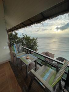 哈林海滩阳光崖度假酒店的一个带椅子和桌子的门廊和大海