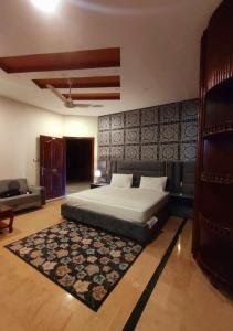 伊斯兰堡Madcrew Lodge的一间卧室配有一张大床和地毯。
