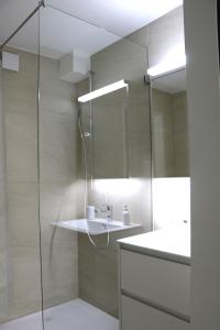 阿罗萨Lorez 5D by Arosa Holiday "neu renoviert"的带淋浴和盥洗盆的浴室