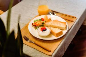 四万十市GREEN HOUSE -非対面ﾁｪｯｸｲﾝContactless Bed & Breakfast -的桌上一盘食物,上面有一盘食物