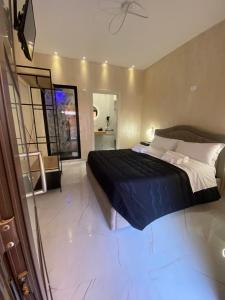 锡拉库扎LE CAMERE Luxury Rooms SIRACUSA的一间卧室配有一张大床和黑色棉被