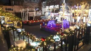 首尔中央明洞空中公園酒店的一条城市街道,装饰着圣诞灯和树木