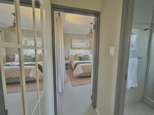 波罗瓜尼The Acorn @ Skyfall Country Estate的卧室配有一张床和镜子,