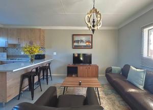 波罗瓜尼The Acorn @ Skyfall Country Estate的客厅配有沙发和桌子
