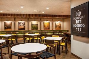 WalpoleFairfield Inn & Suites by Marriott Boston Walpole的用餐室配有桌椅和黑板