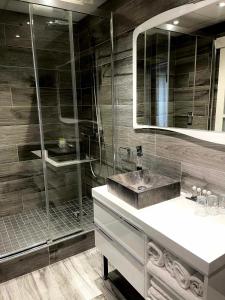 热拉梅雷泽尔弗酒店的一间带水槽和淋浴的浴室