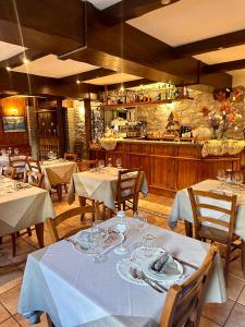库马约尔斯特拉迪尔诺德酒店的一间带白色桌椅的餐厅和一间厨房