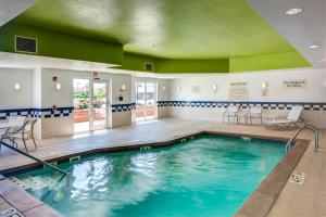 诺布尔斯维尔印第安纳波利斯诺布斯维尔费尔菲尔德万豪酒店的一个带绿色天花板的游泳池