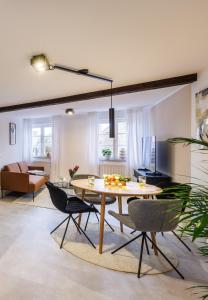拜罗伊特Romantisches Apartment mit Whirlpool in Bayreuther Fußgängerzone的客厅配有桌椅