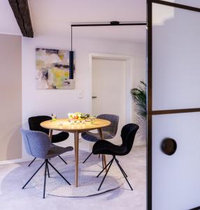 拜罗伊特Romantisches Apartment mit Whirlpool in Bayreuther Fußgängerzone的一间带桌椅的用餐室