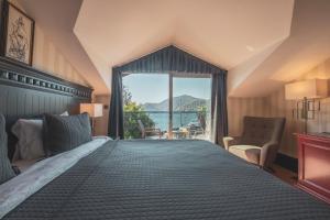 戈西克Hotel Marina Bay Göcek的一间卧室设有一张大床和一个大窗户