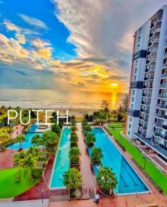 关丹PUTEH Timurbay Beachfront Private Suite Kuantan的puerto Princesa城市酒店享有游泳池的景致