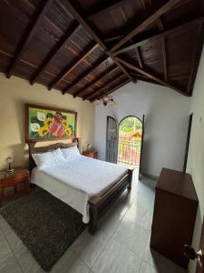 圣希尔萨尔瓦多莫提诺酒店的一间卧室设有一张床和一个开放式门