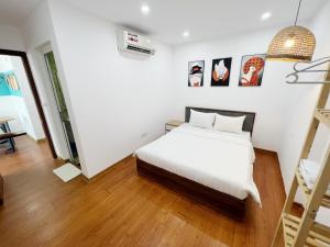 下龙湾Luxury Apartment - Homestay Newlife Tower的白色的卧室,配有床和梯子