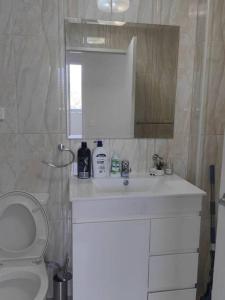 利物浦Entire home in Liverpool的浴室配有白色水槽和卫生间。