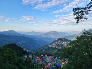 甘托克Morning Mist Homestay的享有山区小镇的景色