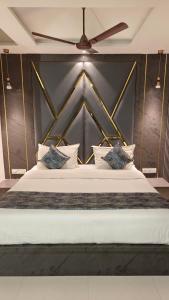 朱纳格特HOTEL RUDRA的一间卧室设有一张带天花板的大床