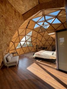 Lodares de OsmaMiradomos Glamping Rural的一间大房间,配有一张床和一张沙发