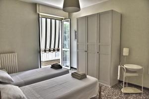 维莫德罗内Casavimo的一间卧室设有两张床和窗户。