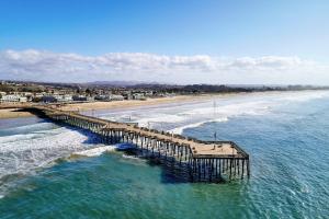 皮斯莫比奇Vespera Resort on Pismo Beach, Autograph Collection的海滩上码头的空中景致