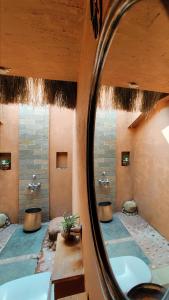 蒙纳The Mudhouse Marayoor的一间带三个水槽和镜子的浴室