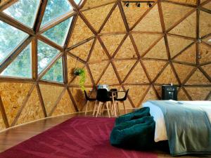 Lodares de OsmaMiradomos Glamping Rural的蒙古包内带一张床的房间