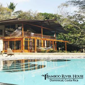 多米尼克Bamboo River House and Hotel的一座房子前面设有游泳池