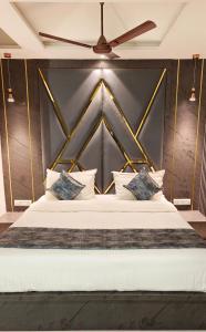 朱纳格特HOTEL RUDRA的一间卧室配有一张大床和吊扇