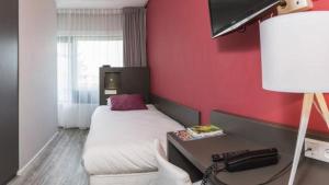 埃尔斯特埃尔斯特海特威朋酒店的一间设有红色墙壁和床的小卧室