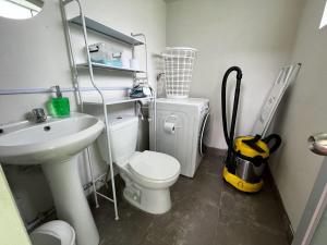 瓦努科Casa San Lorenzo的浴室配有白色卫生间和盥洗盆。