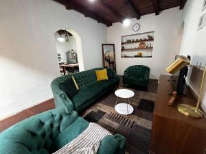瓦努科Casa San Lorenzo的客厅配有绿色沙发和电视