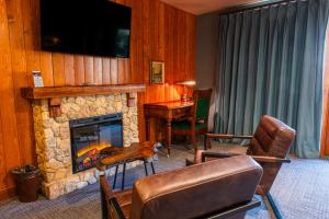 Loma LindaMt. Lemmon Lodge的客厅设有石制壁炉和书桌。