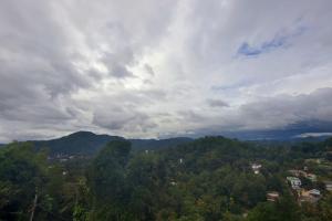 康提Gannoru Hatana Villa的云天下山中小镇的景色