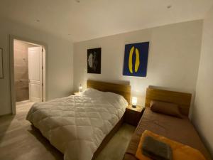 圣保罗湾城Beach House. Live, experience sea的一间卧室设有一张大床和两个床头柜