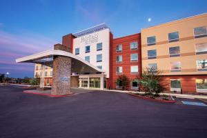 凤凰城Fairfield Inn & Suites by Marriott Phoenix West/Tolleson的医院前的一个空停车位